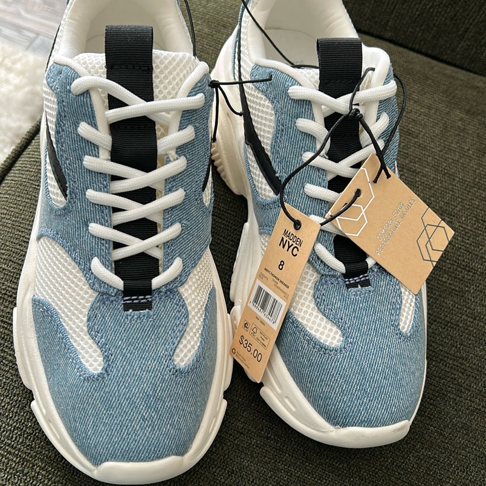 NEW! Women’s 8 tennis shoes.